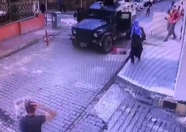 Zirehli polis maşını 5 yaşlı qızı vurdu - ANBAAN VİDEO